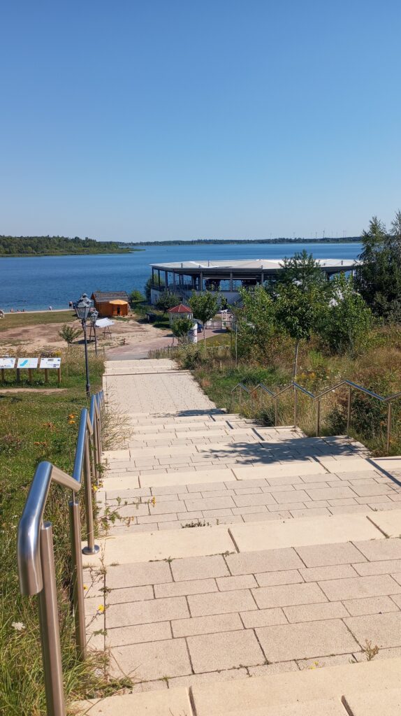 Biedermeier Strand mit Seebühne am Schladitzer See